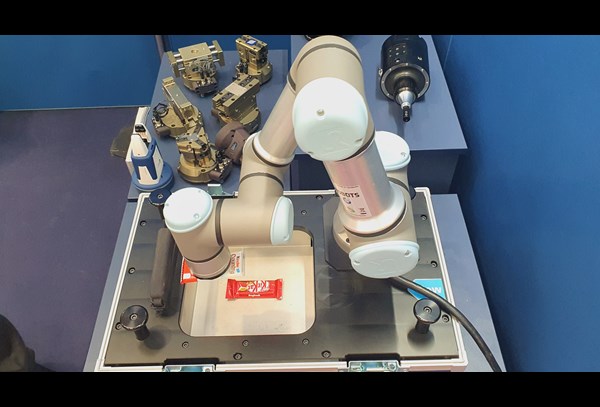 Un cobot UR5 équipé des 2 solutions de PIAB