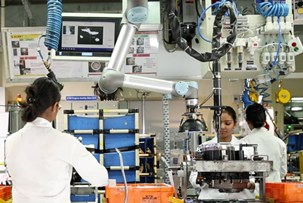 SI PUÒ PRODURRE UN'AUTO CON UN BRACCIO ROBOTICO? - Universal Robots