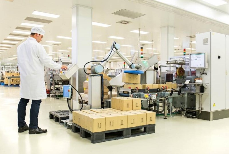 Robotica per ridurre la complessità logistica del settore farmaceutico - Universal Robots