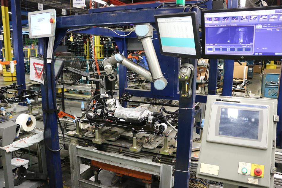 Der Cobot automatisiert die Qualitätskontrolle an einer Montagelinie von Automotoren.
