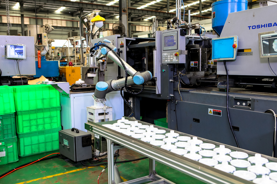 những việc robot có thể làm trong ngành ép nhựa