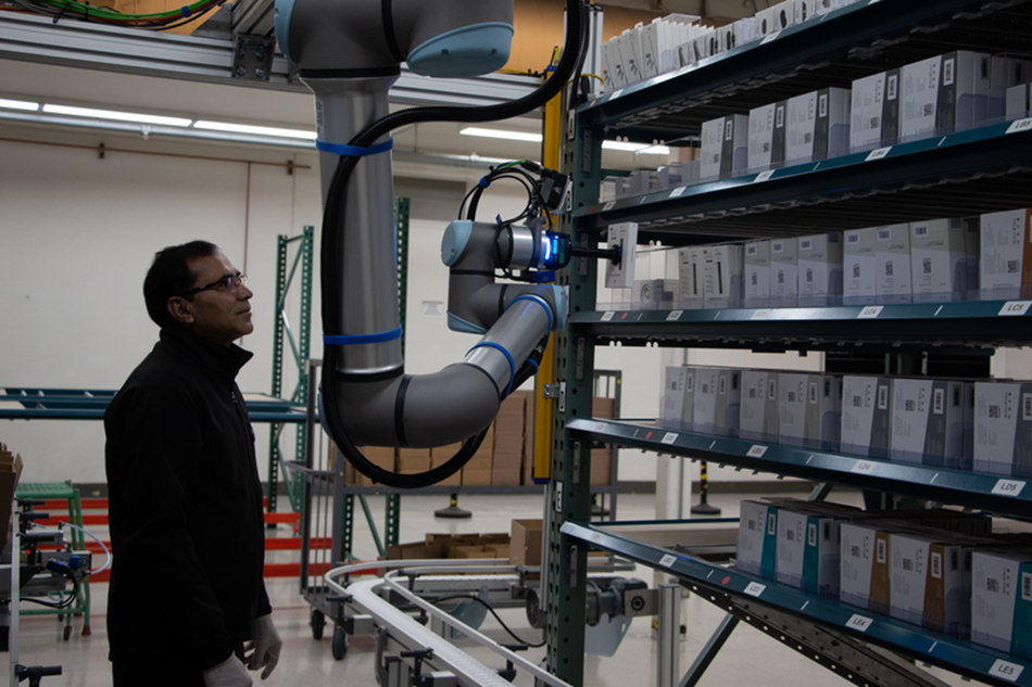 Ứng dụng của robot sản xuất UR tại DCL Logistics