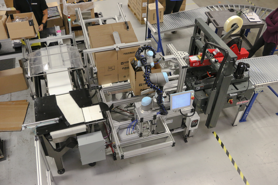 Ứng dụng của robot cộng tác trong đóng gói hàng hóa.