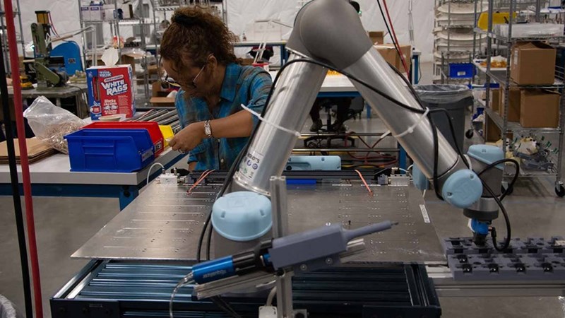 Seattle’daki Washington merkezli üretici firma Tool Gauge, bir UR5 cobot’u plastik parça montajı ve yapıştırma yapan bir uç elemanıyla kullanıyor. Bu işlem insanın robotla yakın mesafede iş birliğini gerektiriyor. Cobot’un kuvvet sınırlayıcı güvenlik sistemi herhangi bir engelle karşılaşırsa otomatik olarak işlemi durduruyor.