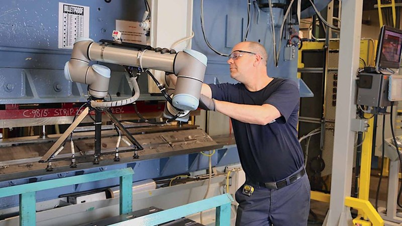 Etalex firmasında kullanılan UR10 cobot’unun abkant presin çalışma alanına operatör girdiğinde üretim hızını %20 oranında yavaşlatabiliyor. Operatör, UR cobot’uyla birlikte kullanılan SICK güvenlik tarayıcısı tarafından algılanıyor.
