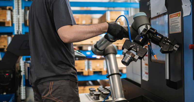 Eğer çevre koşulları düzenlendiyse, kullanıcılar cobot’larını farklı uygulamalar için 20 dakika içinde kurulumu yapabiliyorlar.