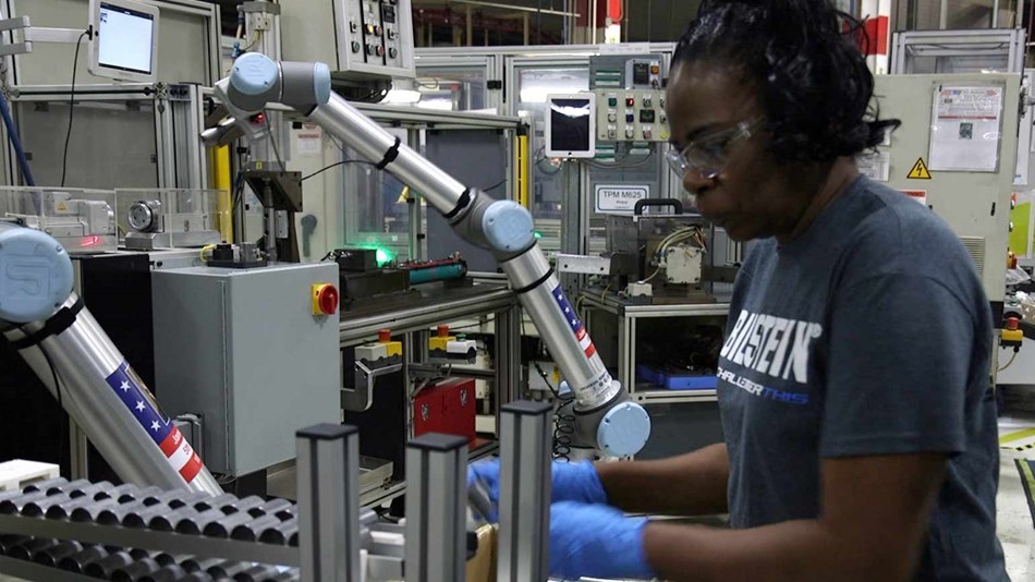 robô colaborativo seguro para trabalho com humanos em automação industrial