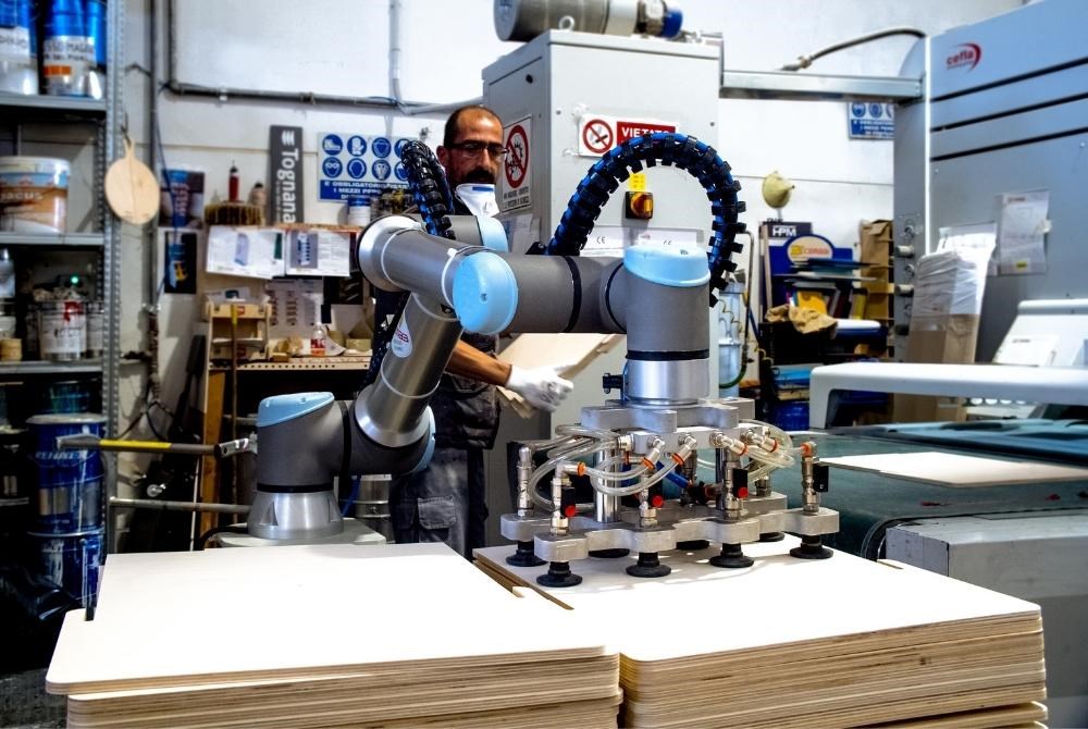 Robot per lavorazione legno: l'automazione nel settore del mobile - Universal Robots