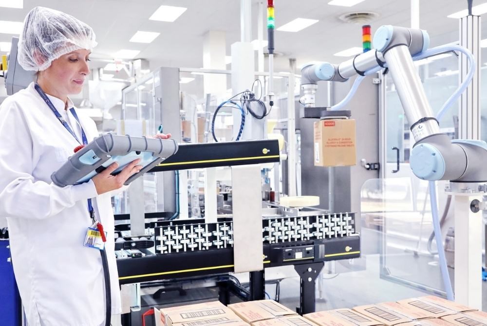Un robot in farmacia: stoccaggio e distribuzione dei farmaci con i cobot - Universal Robots