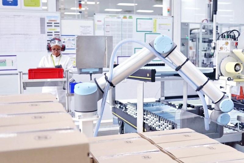 un robot in farmacia stoccaggio e distribuzione dei farmaci con i cobot - Sanofi Aventis - Universal Robots