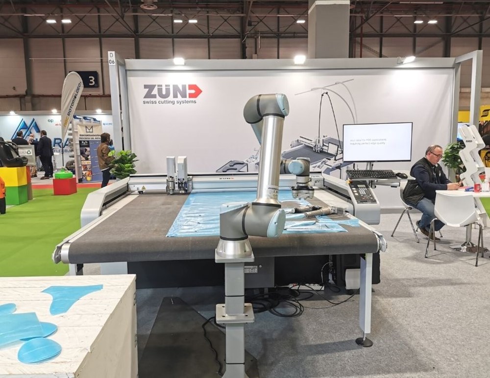 Aplicación de corte ingeligente de Zünd con un cobot de Universal Robots, mostrada en MetalMadrid