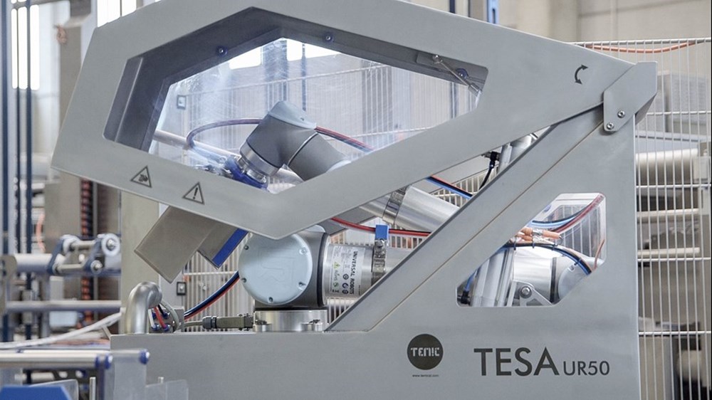 La máquina de encajado cárnico TESA UR50 es resultado de la colaboración entre Universal Robots y el fabricante de maquinaria TEMIC.