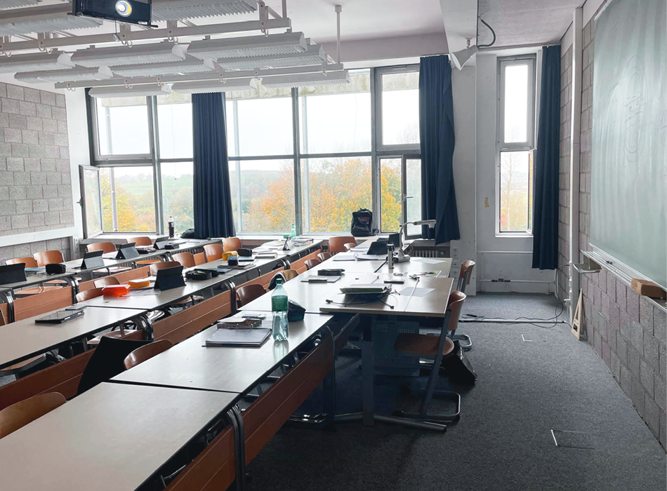 Ein Klassenzimmer der BBS II Emden vor der Integration von Cobots in den Unterricht. 