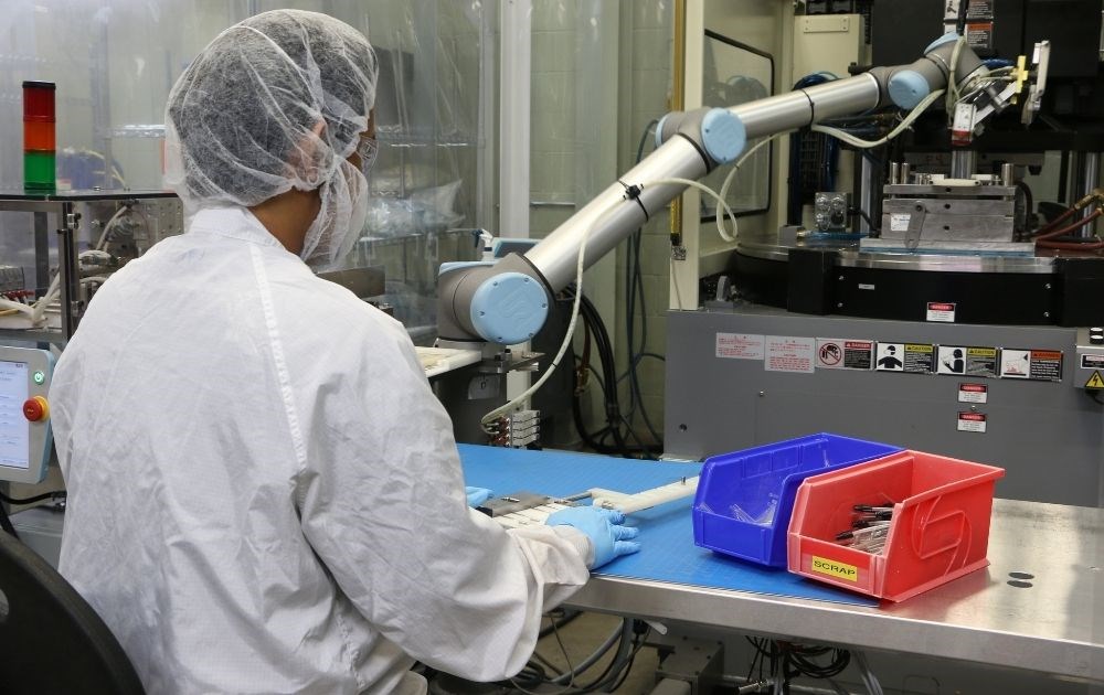 Robot para máquinas de inyección de plástico