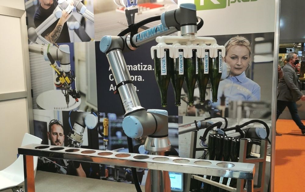 robot colaborativo para manipular y girar botellas