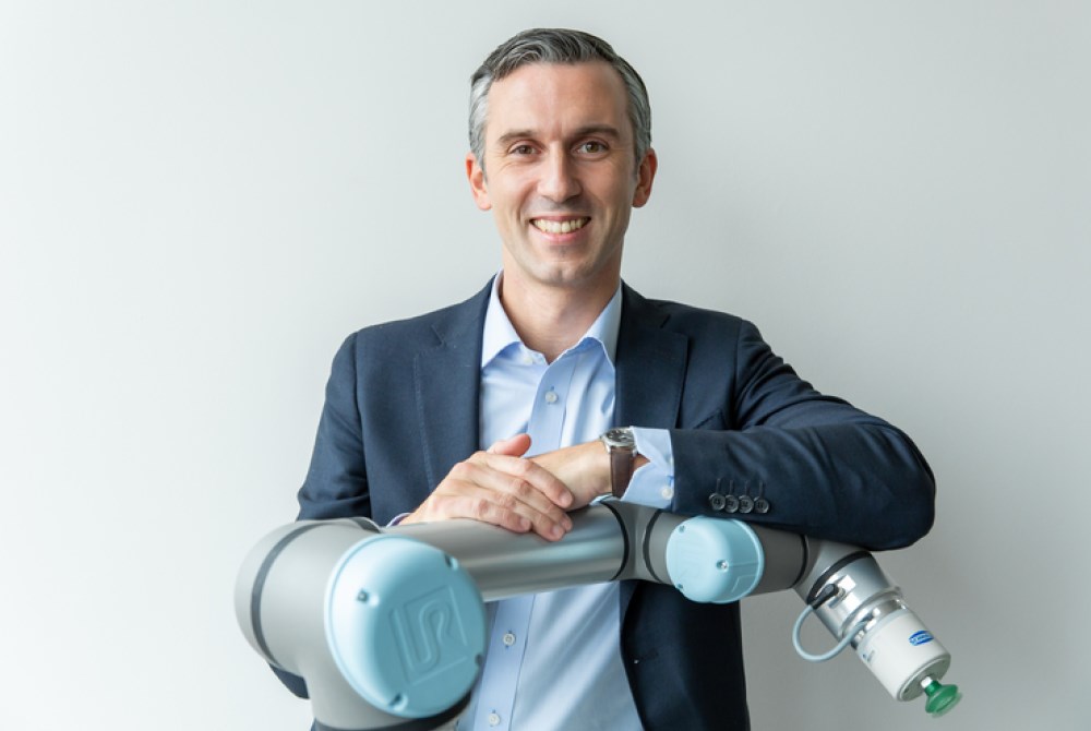 Andrea Alboni, General Manager Western Europe bei Universal Robots, lehnt gegen einen Cobot.