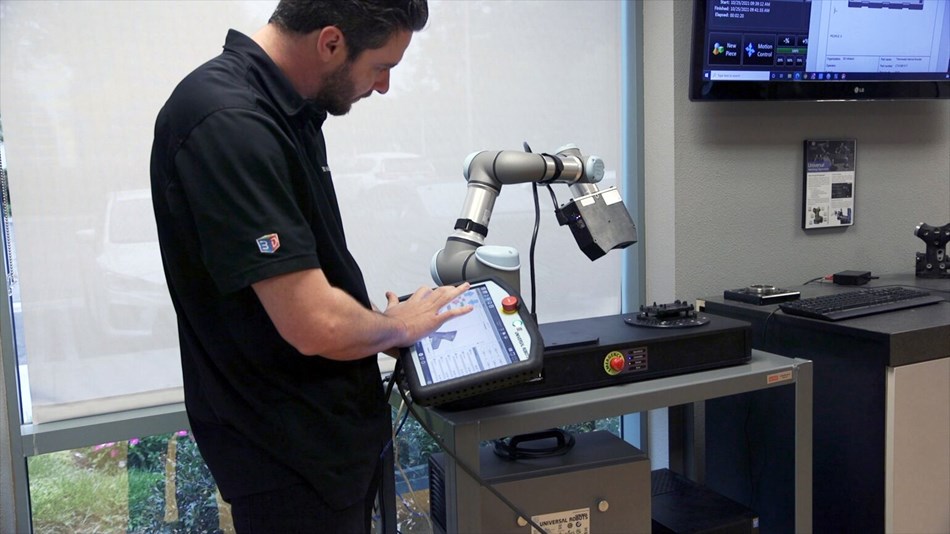 3D infotech director of engineering Michael Crowley demonstrates the UMA Smart Desktop based on a UR3e cobot.