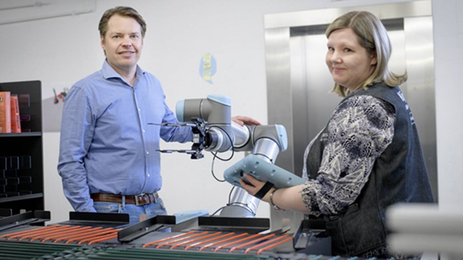 Cobot integrator Miika Vacker and special librarian Riia Ollanketo