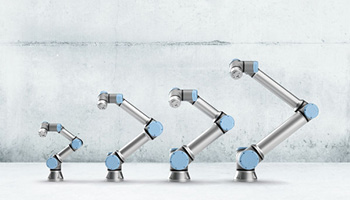 Man sieht hier vier verschiedene Roboter von Universal Robots.
