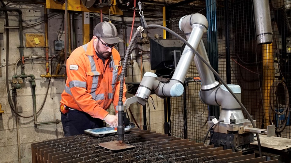 ロボットは未経験ながらプラズマ切断ロボットを操作するMarc Sauve氏