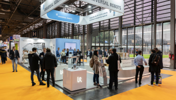 Hier sieht man einen Messestand von Universal Robots.