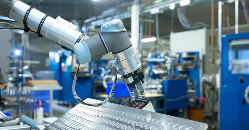come funziona l’asservimento macchine (o machine tending) con i cobot - Universal Robots