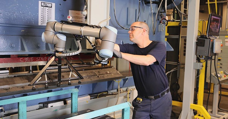 Sicurezza nell'asservimento delle macchine con i cobot - Universal Robots