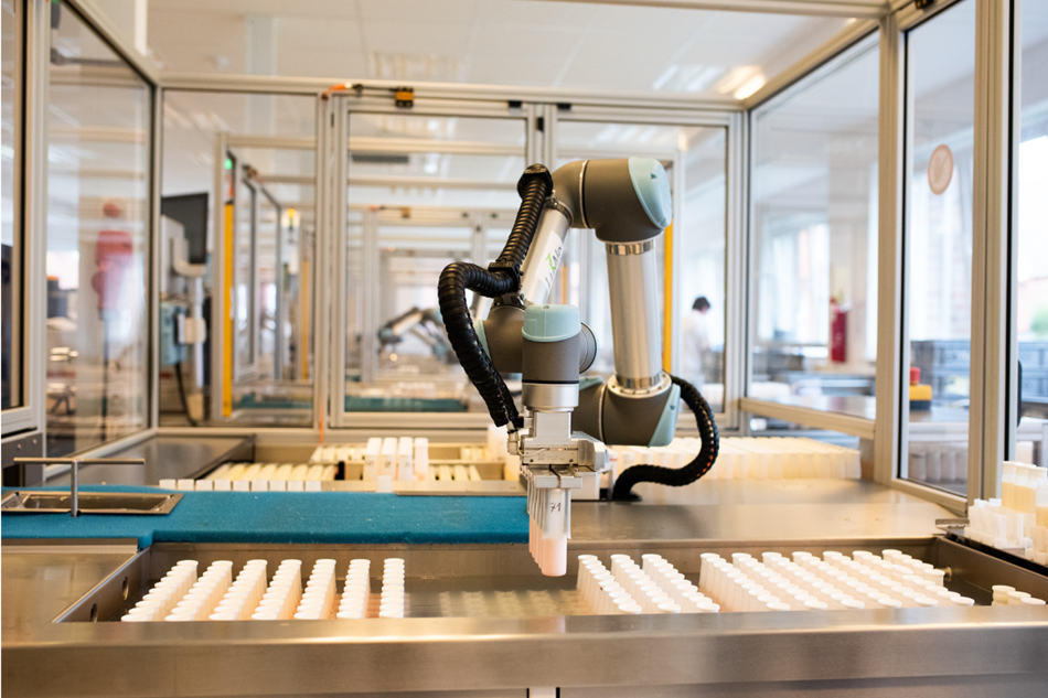 Hier sieht man einen Roboter beim Arbeiten im Labor.
