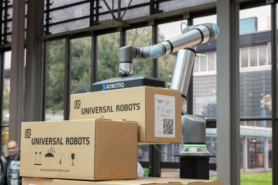 Ein UR-Cobot verlädt Pakete