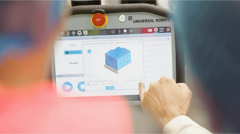 Man sieht ein Teach Pendant von Universal Robots, auf dem ein Stapelmuster einer Palette aufgerufen ist.