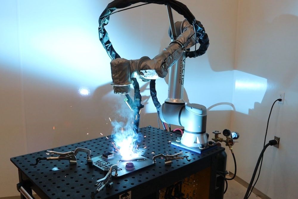 Isola robotizzata di saldatura con i cobot: un modo efficace per aumentare la produttività e ridurre i costi - Universal Robots