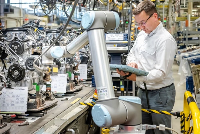 i vantaggi della robotica collaborativa per le piccole e grandi aziende - Universal Robots
