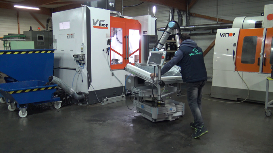 L’opérateur positionne le cobot devant la machine grâce à une plateforme nomade