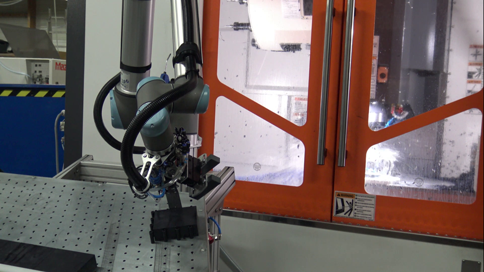 Le cobot recentre la pièce à usiner pour son indexage précis avant la mise en étau