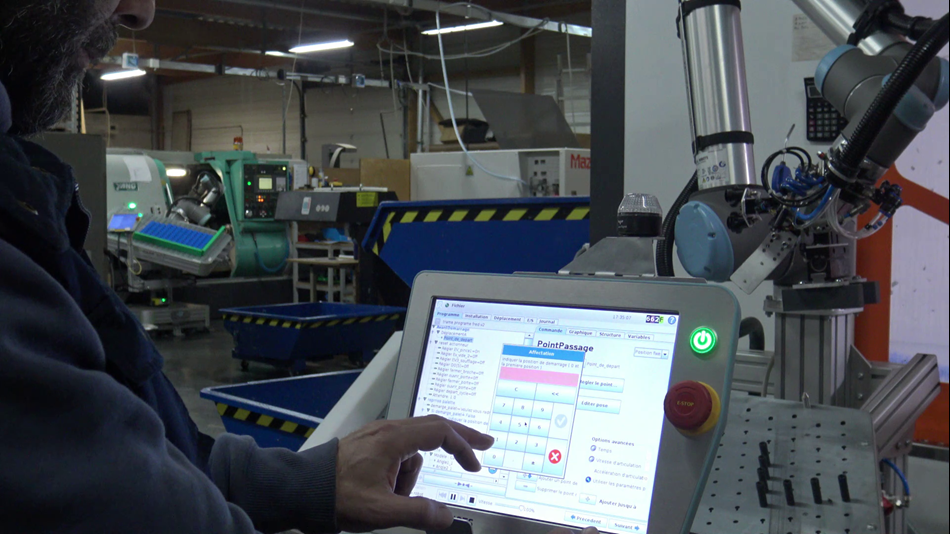 À l’aide de la tablette, il programme et lance le cobot facilement