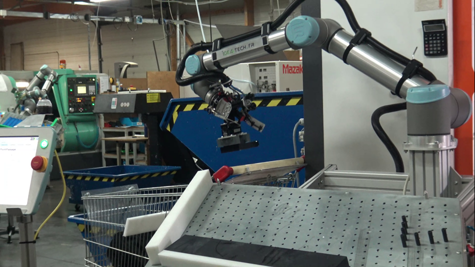 Avec la pince, le cobot dépose la pièce usinée dans un bac