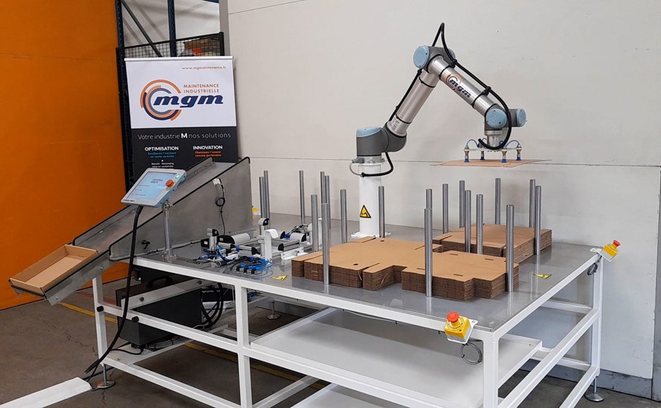 Le cobot, équipé d’un préhenseur à ventouses, récupère la coiffe non-formée.