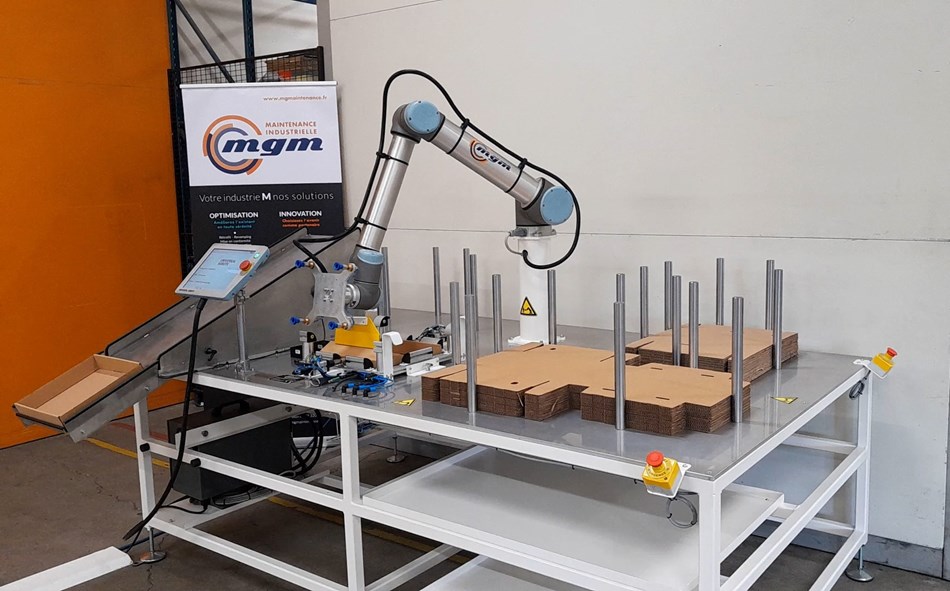 Le cobot la plie avec précision à l’aide d’une palette.
