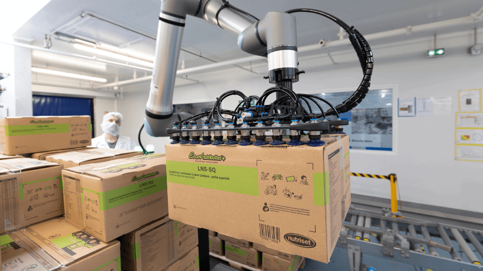 Der Cobot hebt einen 15 kg schweren Karton.