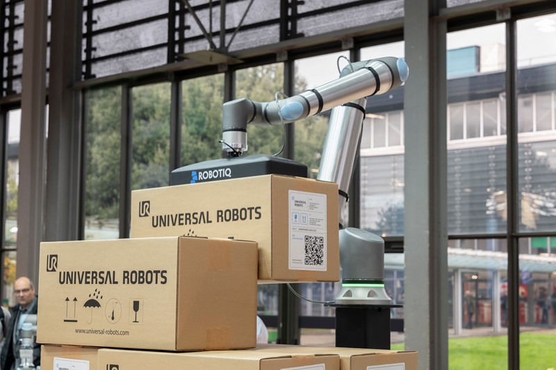 Optimove in action with a cobot palletizer