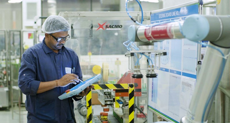 Un cobot UR chez L'Oréal India