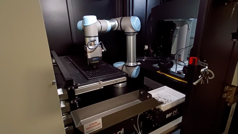 Le cobot dépose la pièce dans un blister qui sera récupéré par la trappe arrière de la station