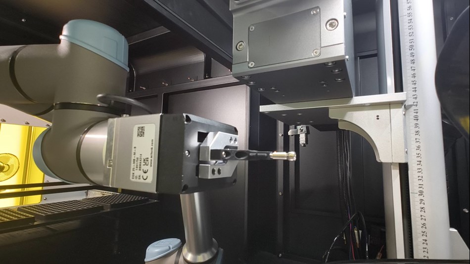 La gravure est effectuée par la machine de marquage laser