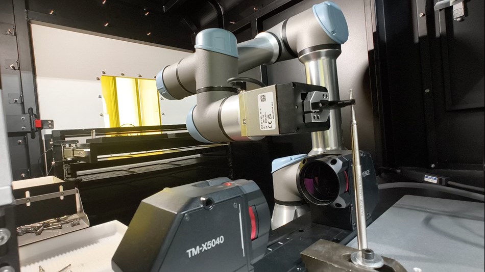Il la dépose sur un centreur mécanique pour une gravure précise à l’endroit souhaité