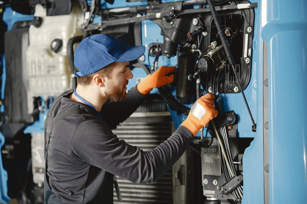 Técnico trabalhando em máquina industrial, representando a importância do MTTR para reduzir o tempo médio de reparo